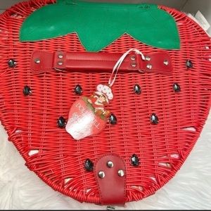 RARE STRAWBERRY SHORTCAKE PICNIC BASKET